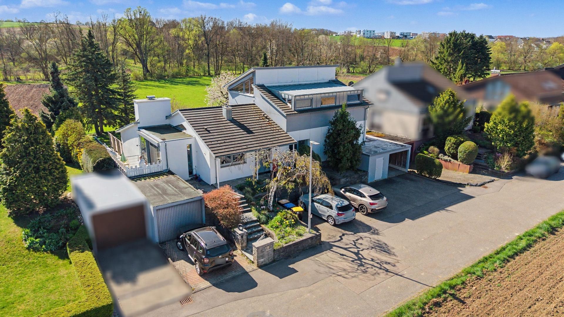 Sicht von oben von Straßenseite aus