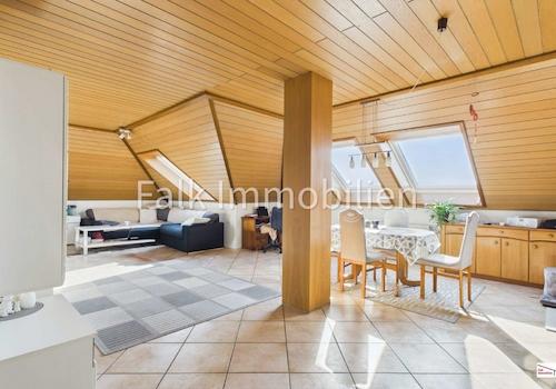 großes helles Wohn-/Esszimmer