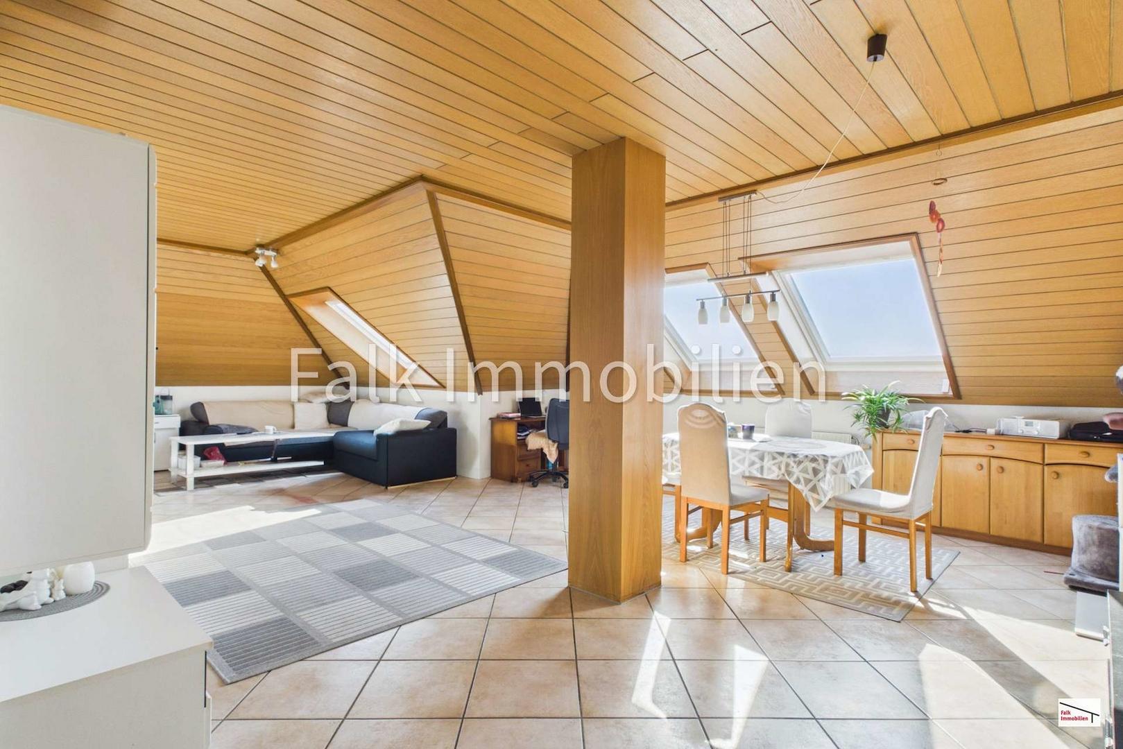 großes helles Wohn-/Esszimmer