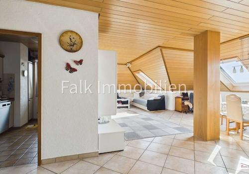 großes helles Wohn-/Esszimmer