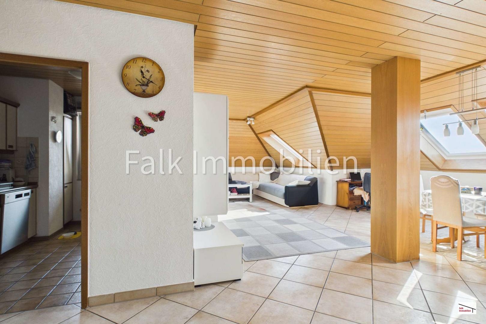 großes helles Wohn-/Esszimmer