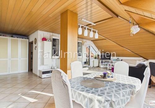 großes helles Wohn-/Esszimmer