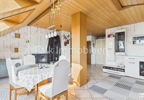 großes helles Wohn-/Esszimmer