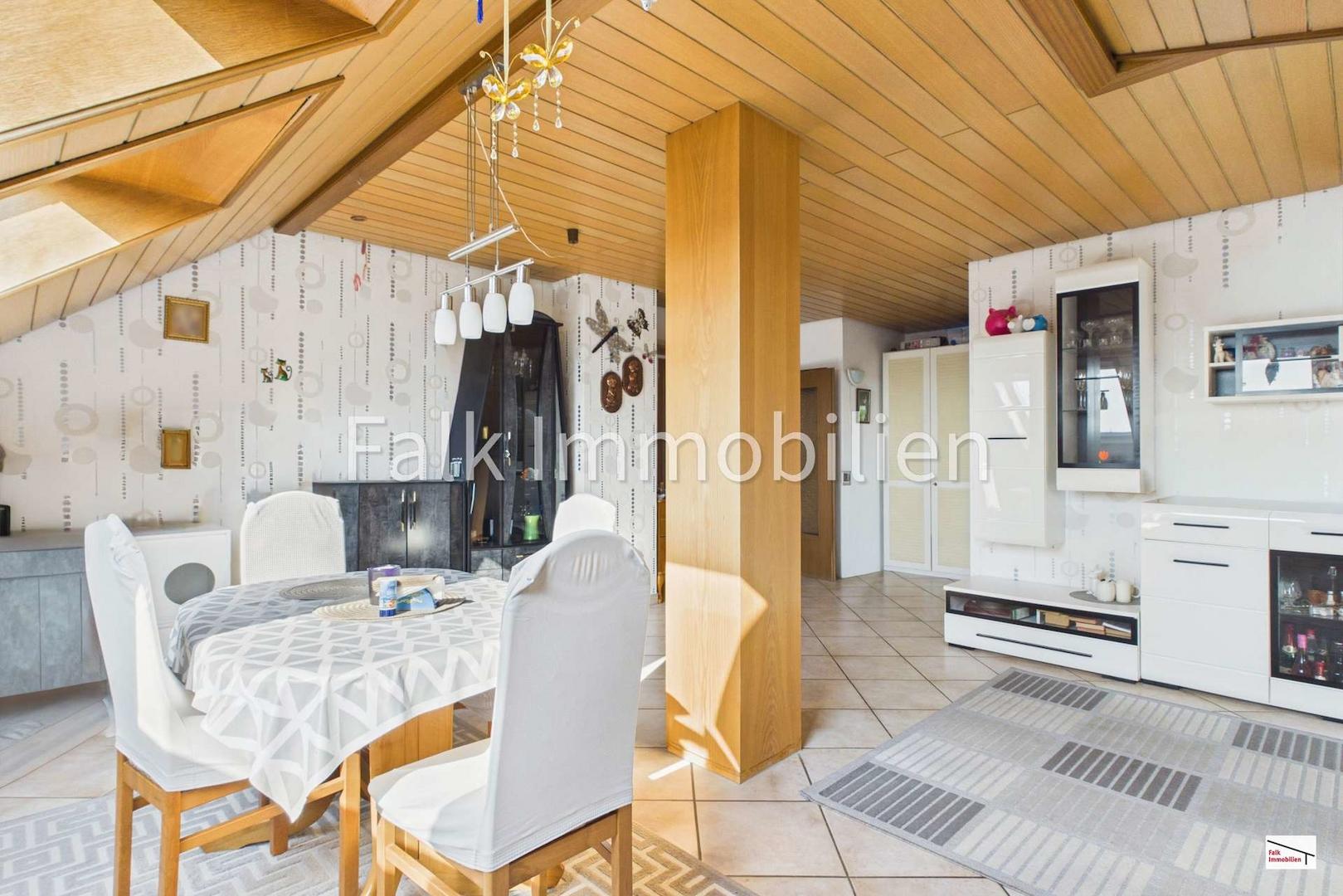 großes helles Wohn-/Esszimmer