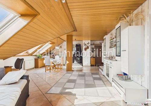 großes helles Wohn-/Esszimmer