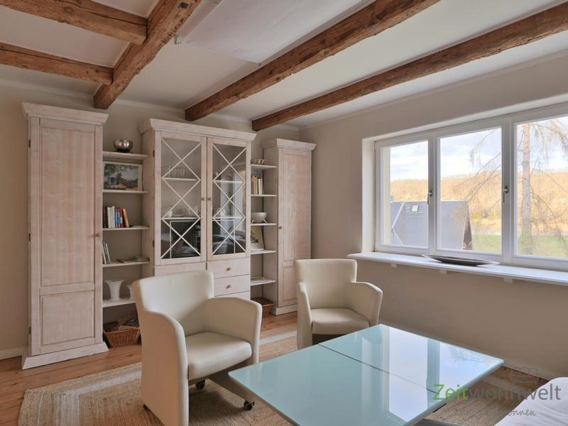 schöne Schrankwand und Blick auf die Elbe