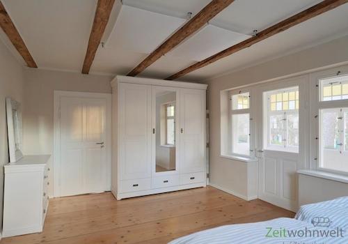 Kleiderschränke und Veranda-Ausgang