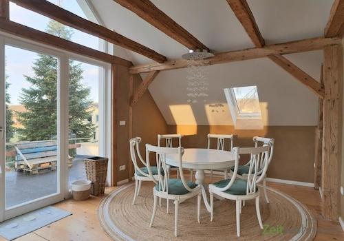 runder Esstisch in der Küche