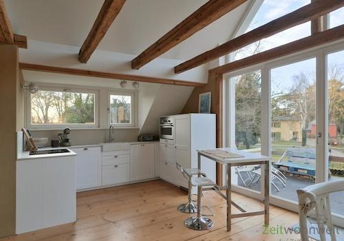 Einbauküche und Tresen vor dem Denster