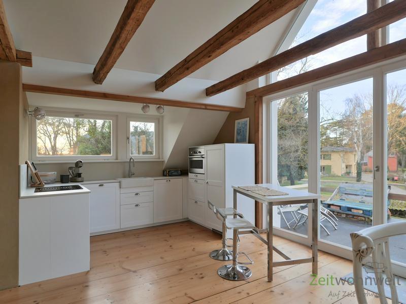 Einbauküche und Tresen vor dem Denster