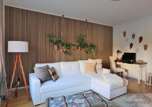 Sofa und Schreibtisch im Wohnzimmer