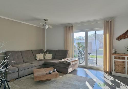 XXL-Sofa vor dem Terrassenausgang