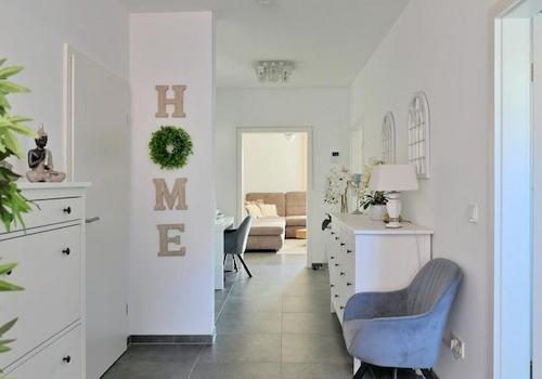 Blick in den großen Wohnungsflur