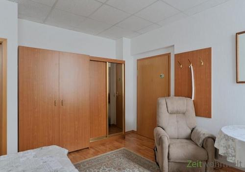 Küchen- und Kleiderschrank