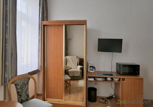 Kleiderschrank und TV