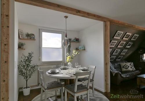 zentraler weißer Esstisch