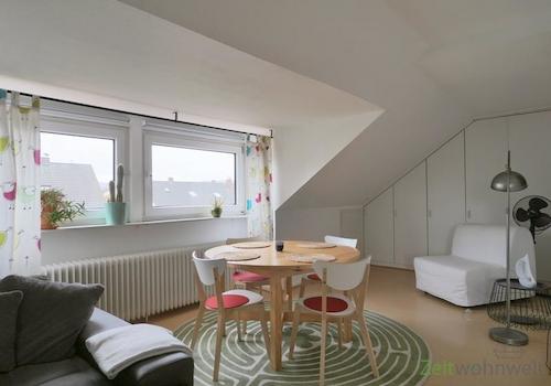 Esstisch und Lesesessel