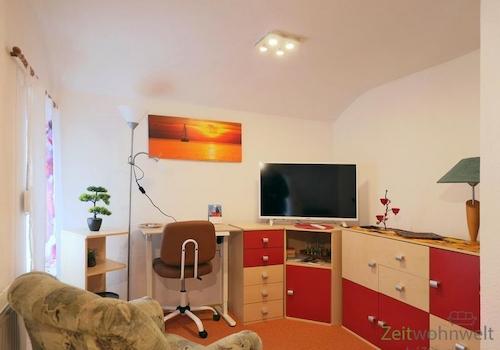 Blick zu Schreibtisch und TV