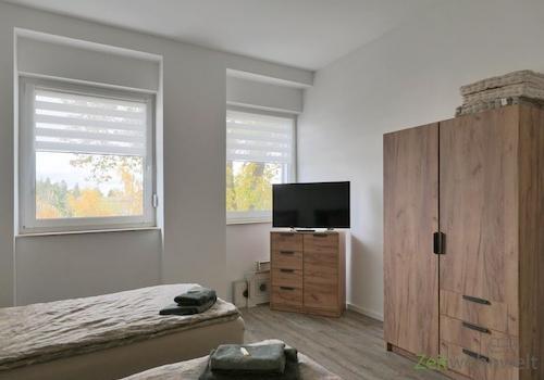 TV und Kleiderschrank