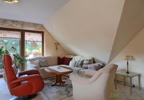 große Sitzecke vor dem Balkon