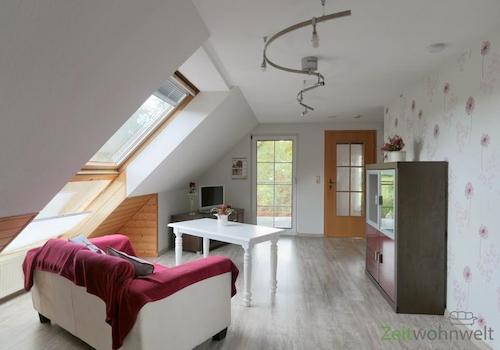 Blick zu TV und Balkonausgang