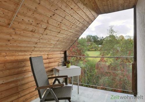 kleiner geschützter Balkon