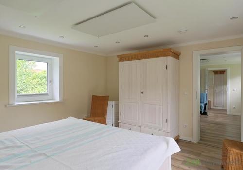 Blick ziu Kleiderschrank und Wohnzimmer