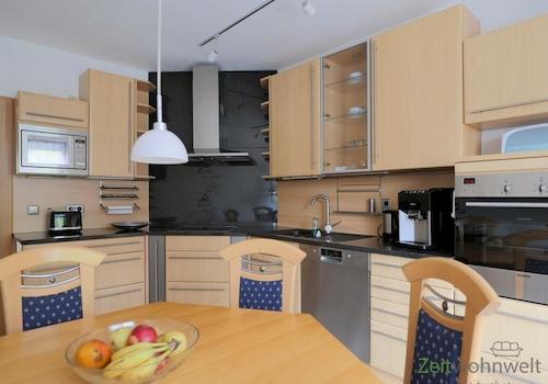 Esstisch und komplette Einbauküche