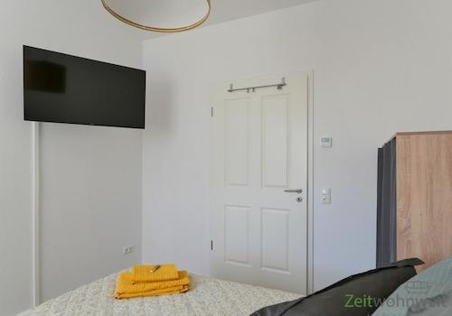 Wand-TV und Kleiderschrank