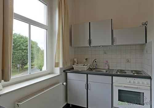 separate Küche mit Fenster