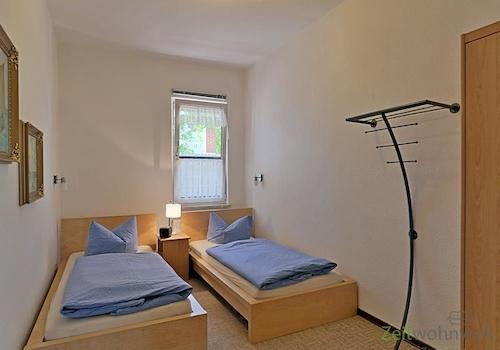 Schlafzimmer mit Kleiderschrank