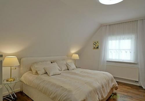 Doppelbett im Schlafzimmer oben