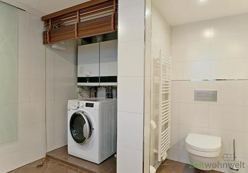 WC und Waschmaschine, unten