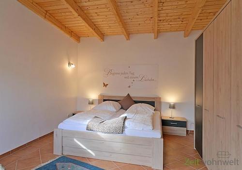 Doppelbett und Kleiderschrank