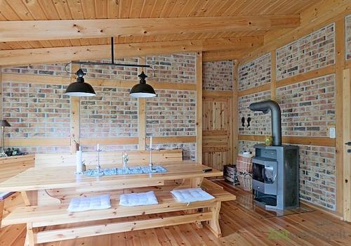 Wohnzimmertisch und Kamin