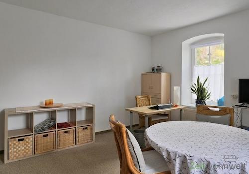 kleiner Schreibtisch am Fenstare