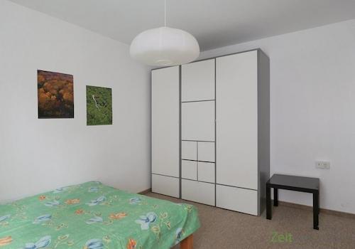 großer Kleiderschrank