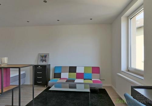 Sofa hinter dem Raumteiler