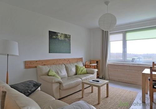 Zwei Sofas und Leselicht