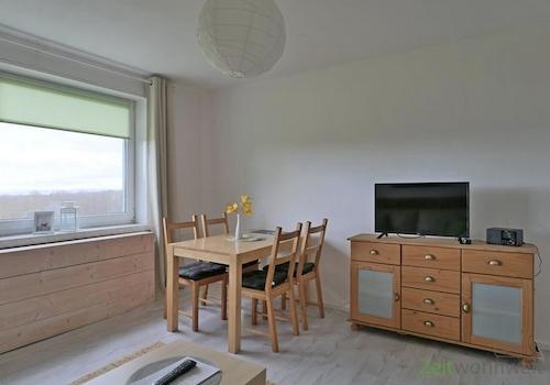 Esstisch und TV im Wohnzimmer