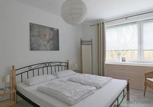 Blick ins Schlafzimmer 2