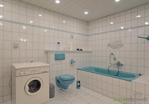 Waschmaschine und Badewanne