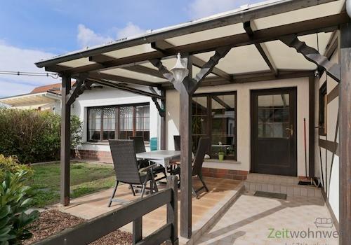 überdachter Sitzplatz am Hauseingang