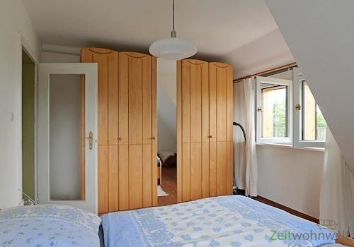 Kleiderschrank im Schlafzimmer