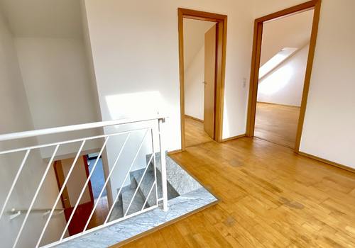 Treppe zur oberen Ebene