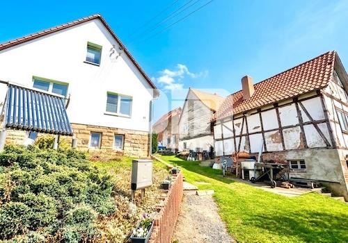 Frontansicht + Nebengebäude