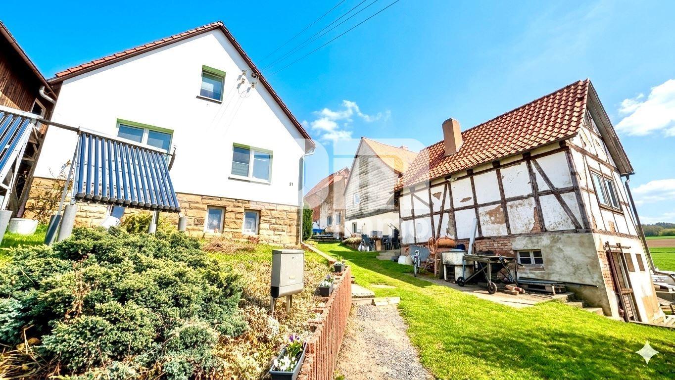 Frontansicht + Nebengebäude