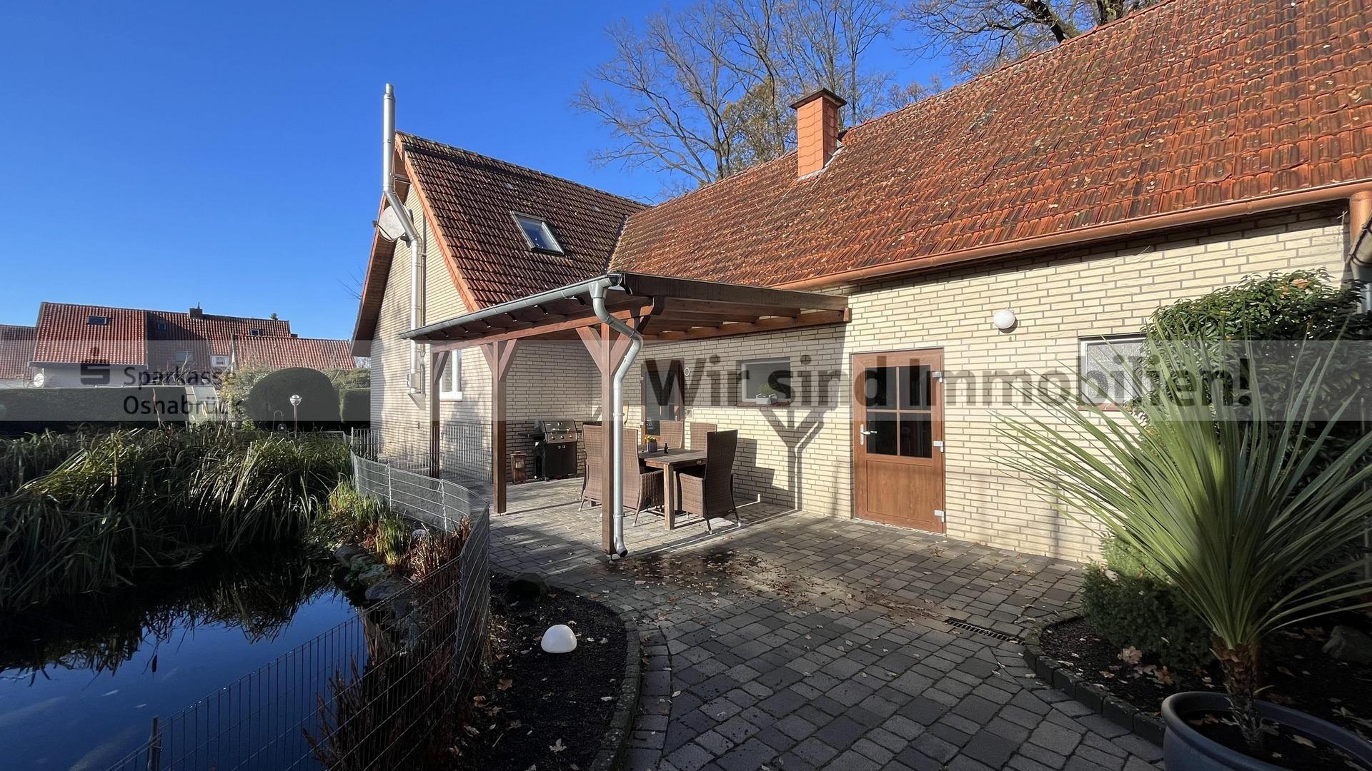 Terrassenbereich mit Teich