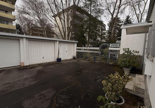 Hof, 2 Parkplätze, 2 Garagen