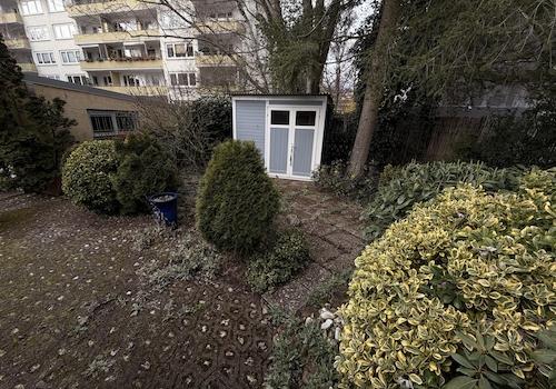 Garten mit Gartenhütte